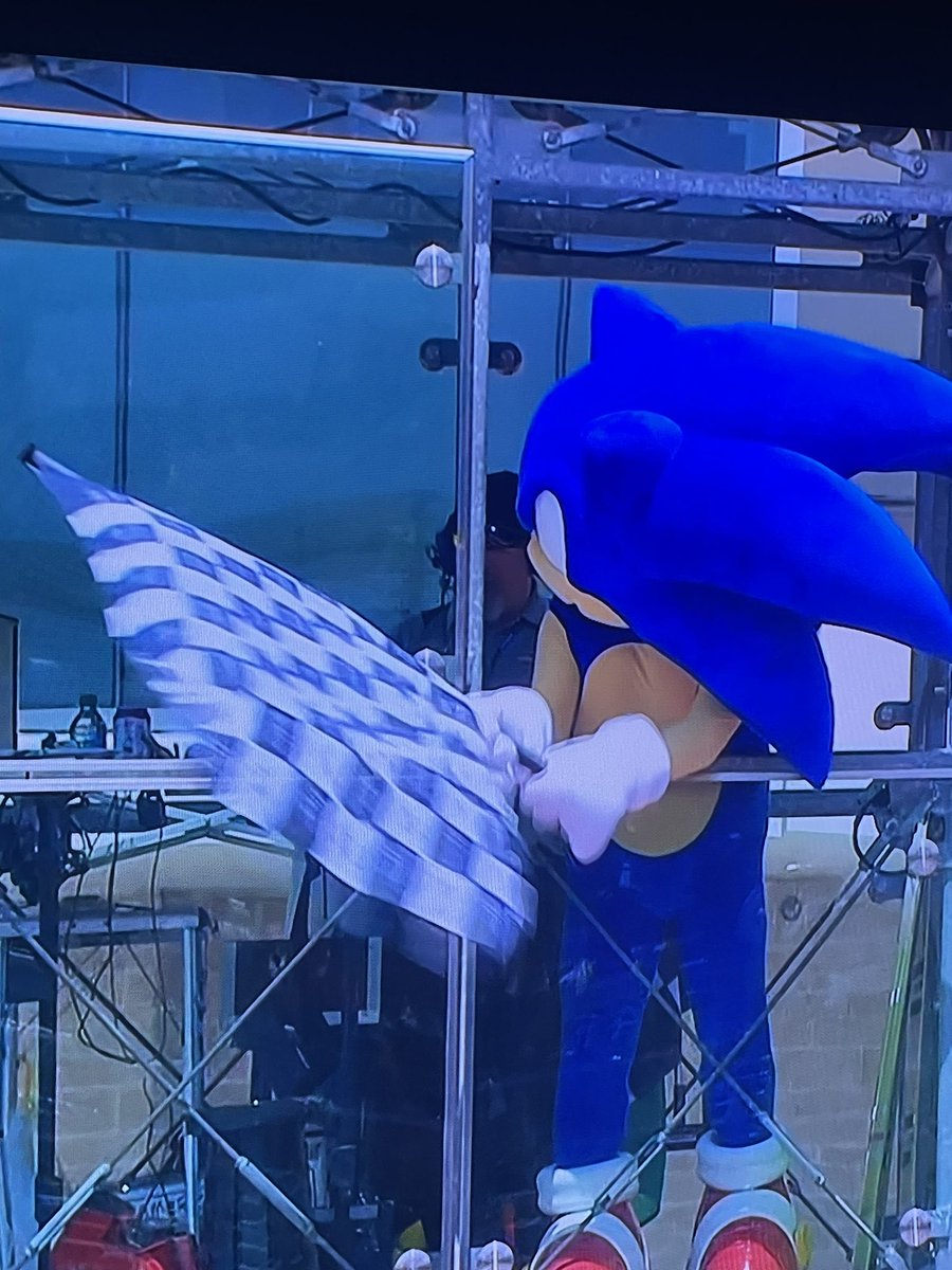 pabloaviles68's tweet photo. Bueno bueno que gran sorpresa quien da el banderazo de final de carrera en #motogp #SONIC  jajajajjaja estos americanos son la bomba #sega #retroconsolas https://t.co/KnWCIxAq1f
