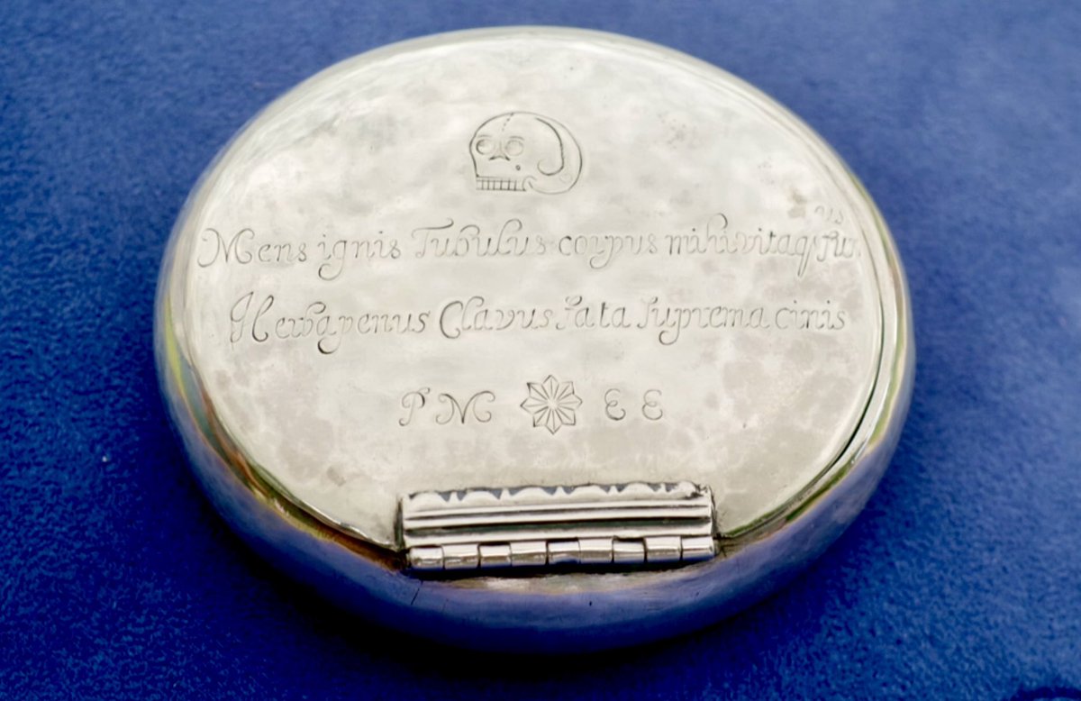 Excited death historian klaxon! 💀 ‘The fire is my mind, the pipe is my body, the smoke is my life, the herb is my food and the ash, my death’ - a cracking memento mori tobacco box on @BBC_ARoadshow #antiquesroadshow