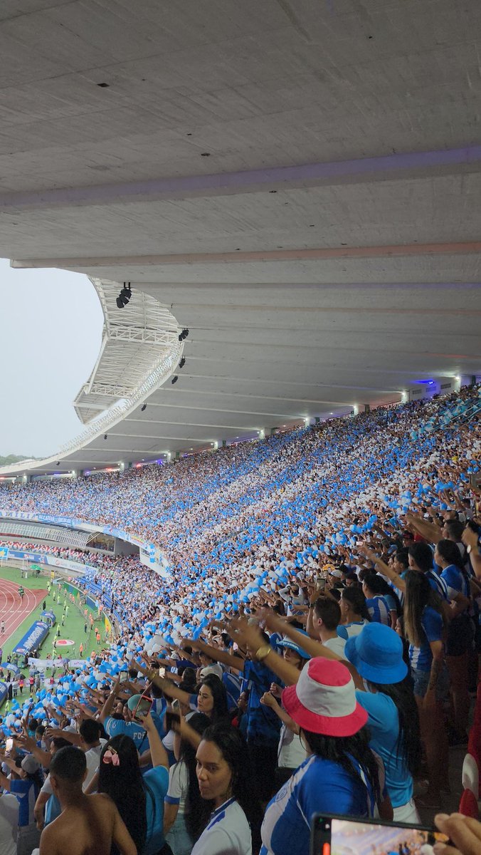 cornetabicolor1's tweet photo. DE UM LADO A LINDISSIMA TORCIDA DO PAYSANDU. DO OUTRO O MOSAICO DA BANDEIRA DO ESTADO DO PARÁ
#ARREDA #ARREDA #ARREDA https://t.co/Qks1uDkItj