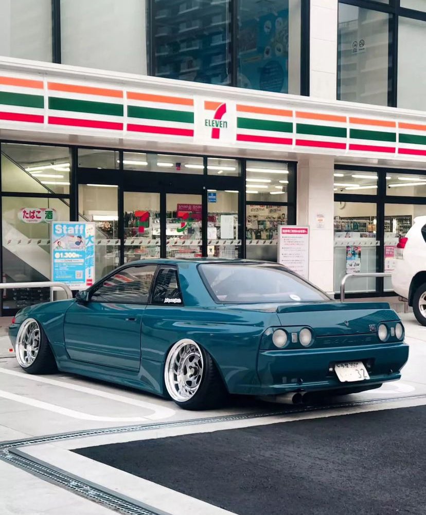 Sometimes, I wish my Skyline is this low. Or this cool… #GTR