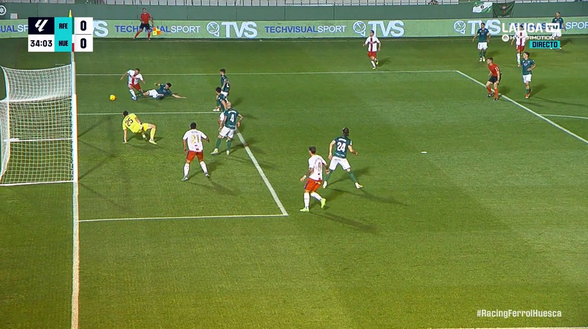 📺💥 Jornada negra para el VAR en LaLiga Hypermotion.

👉🏻 Jesús Bernal golpea por detrás a Gerard Valentín en su intento de llegar al balón dentro del área.

❌ ES PENALTI.

▪️ El VAR, inexplicablemente, apenas gastó segundos en la revisión de la acción.