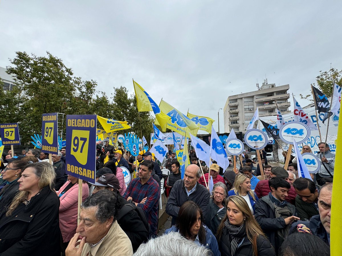 Muchas gracias a todos los que se acercaron ayer al acto de Paso Molino y a los encuentros con @ESPACIOCUARENTA , @AireFresco_404 , @lista5uruguay y @97renovi . Qué lindo hacer campaña con tanto compromiso y alegría.