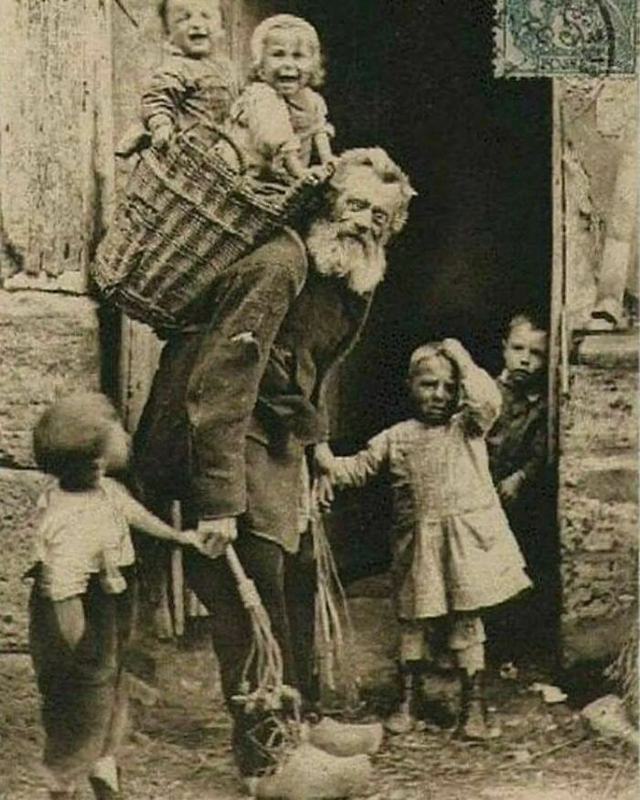 En la antigüedad, Papá Noel recogía a los niños traviesos, los arrojaba en su canasta y los llevaba al Polo Norte para que los sirvieran como sus esclavos. De ahí surgió la leyenda de los elfos de Santa Claus.