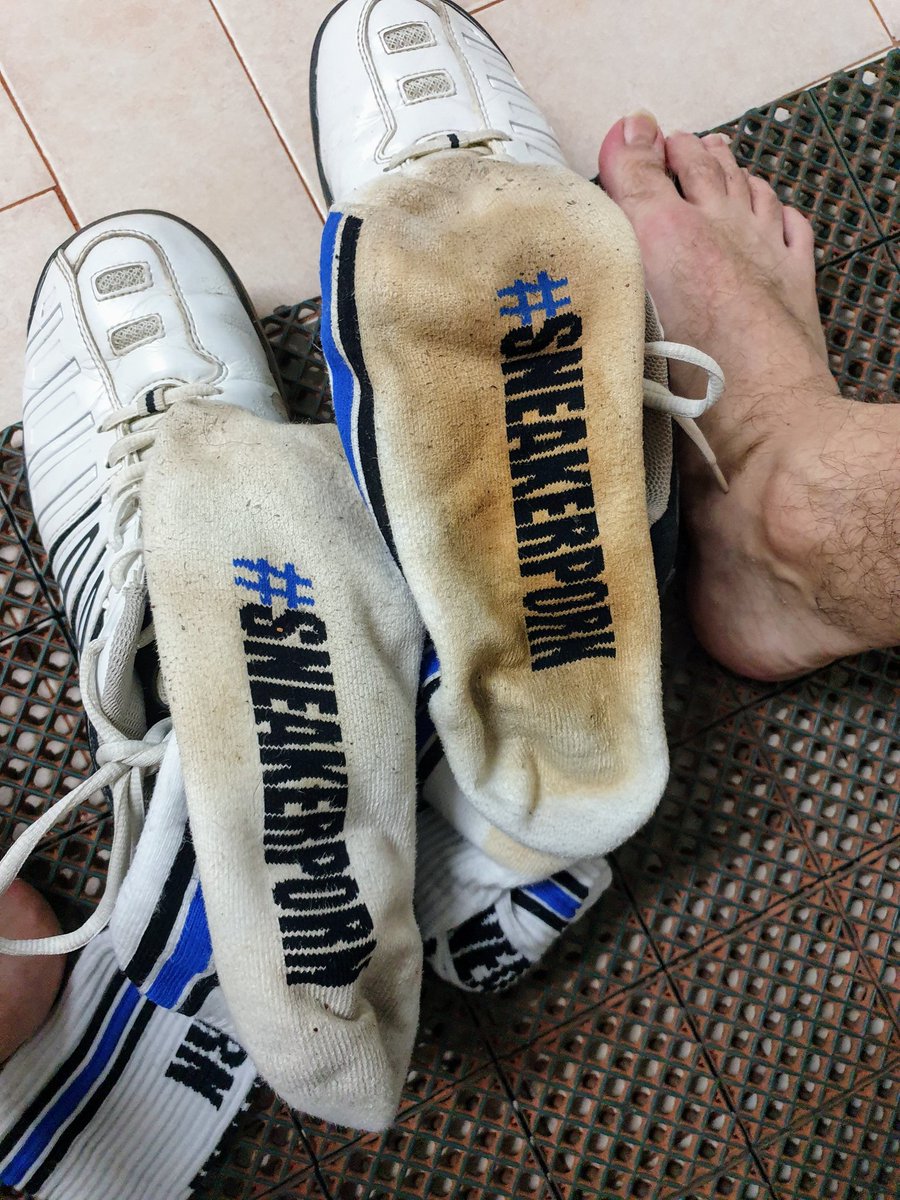 KiffeurPervert's tweet photo. Which sox do you prefer after sports, my blue ones or @pup_shining fire ones? https://t.co/svknVq9mAt