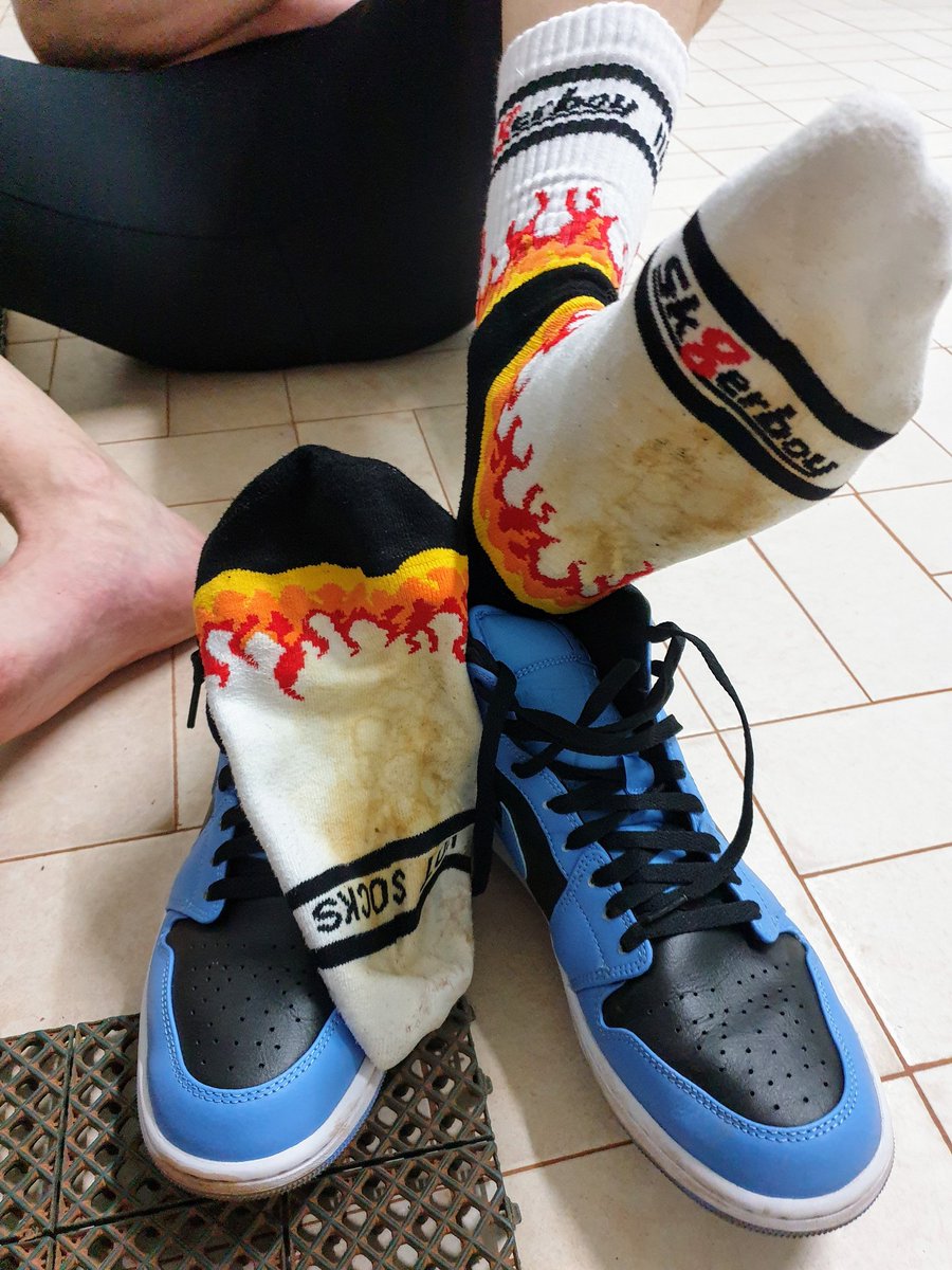KiffeurPervert's tweet photo. Which sox do you prefer after sports, my blue ones or @pup_shining fire ones? https://t.co/svknVq9mAt