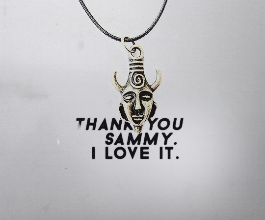 frances35752595's tweet photo. True Fact #2683
the real necklace in the show. Jensen has explained he hated wearing it due to often forgetting to swap it out for a rubber version for fight scenes, resulting in the amulet hitting him in the face/mouth. #Samulet
#DEANWINCHETER
#JensenAckles https://t.co/NnZoFpStMM