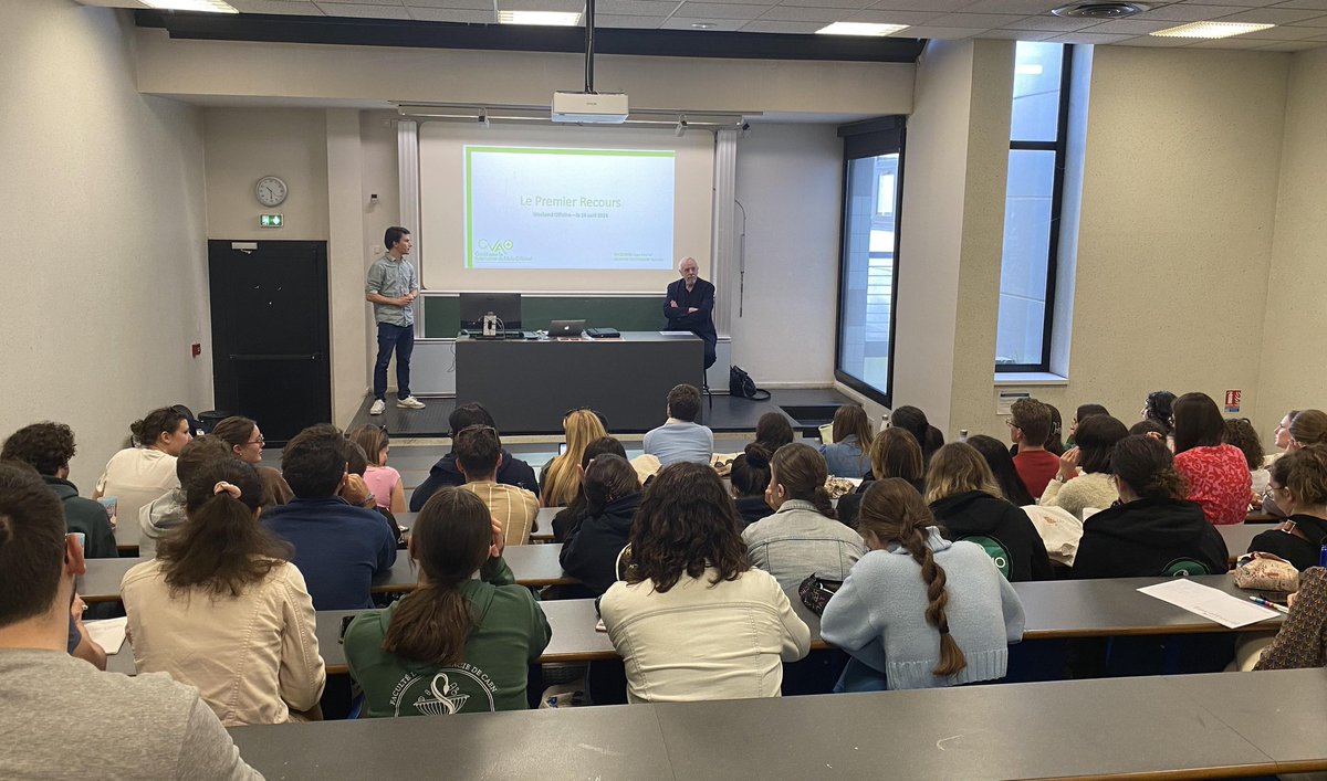 Valentin__LS's tweet photo. Intervention avec JM Mrozovski pendant le 1er weekend officine de @Pharma_ANEPF à Tours

➡️Sensibiliser les étudiants à acquérir une pratique #officinale pour #sécuriser la prise en charge des #patients

✅️Un triptyque simple proposé par le CVAO #Orienter #Soulager #Documenter https://t.co/luFwLitkqt