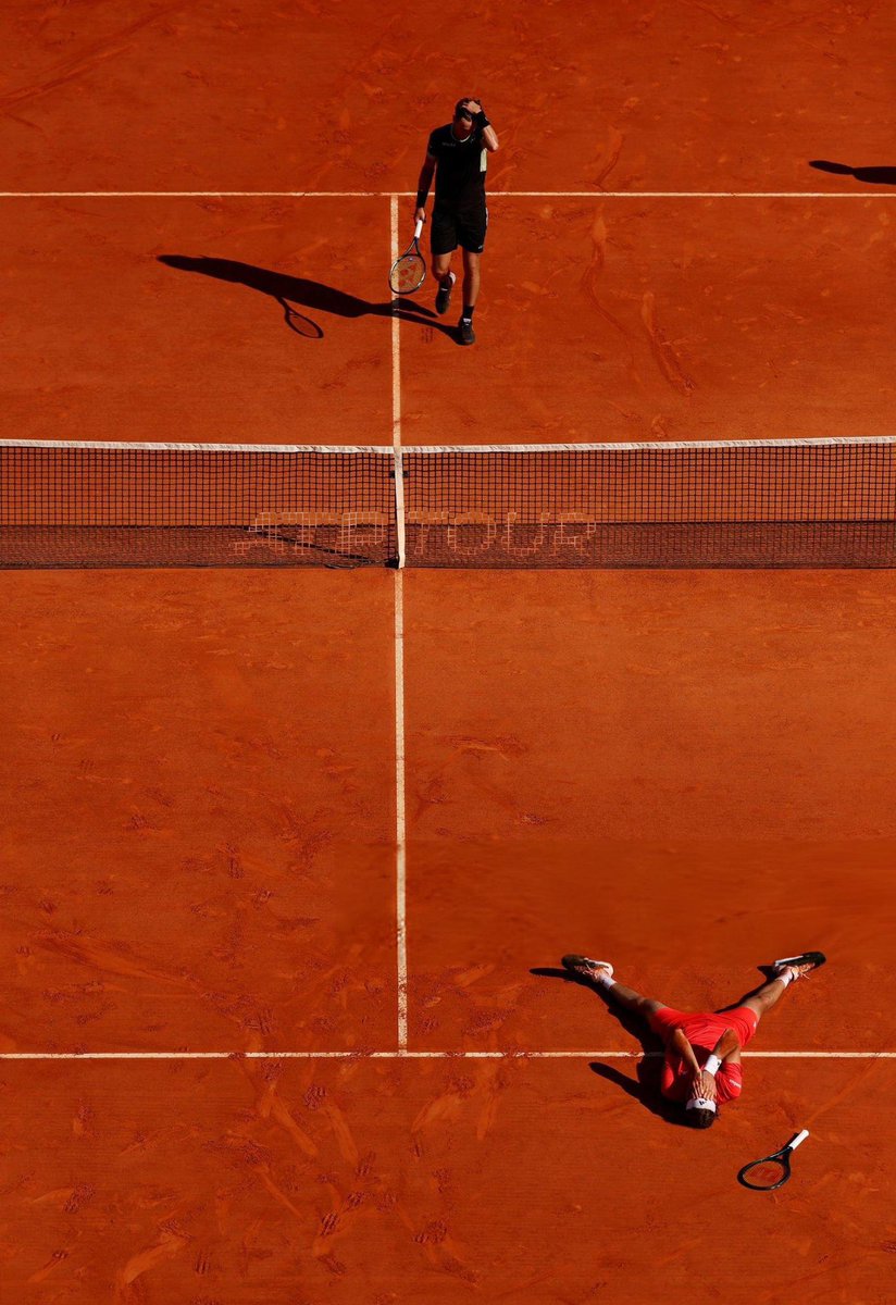 Monte Carlo’da tek bir fotoğraf karesinin kelimeleri kifayetsiz bıraktığı an. 📸 Tsitsipas 🫣 Ruud 🤦‍♂️