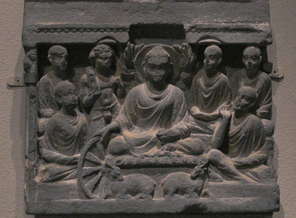 Buddha'nın ilk vaazını beş kişi dinliyor. Aralarından Koṇḍañña vaazdan sonra içine doğan ilhamla 'Ne ki oluşa tabidir, sona erecektir' dediği için 'anlayan kişi' diye anılıyor. Zevalin mutlaklığını anlamak 'anlayan kişi' olmak için kafi - kalan tüm hikmetler bunun çeşitlemesi.