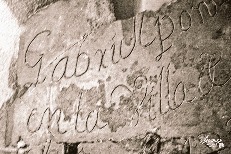 Caligrafía de Gabriel Ponze en las tinajas que cumplen 300 años.
#bodegarosarioynicolas #tierrabobal #anerai #utiel #cuevasbodegas #bodegas