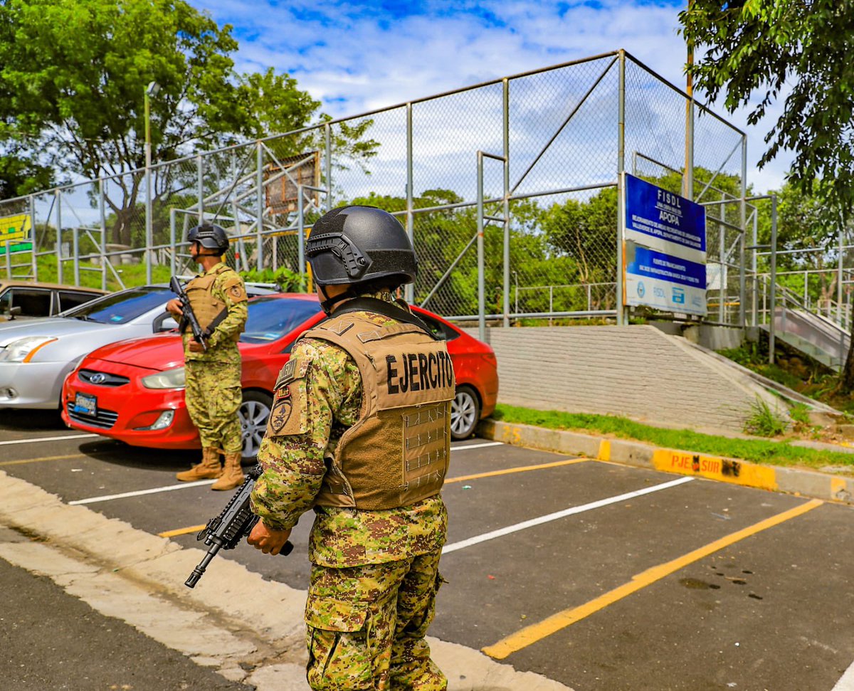 El #PlanControlTerritorial permite llevar tranquilidad a las familias que residen en las colonias de San Salvador, con los patrullajes constantes que realizan los elementos de la @FUERZARMADASV.