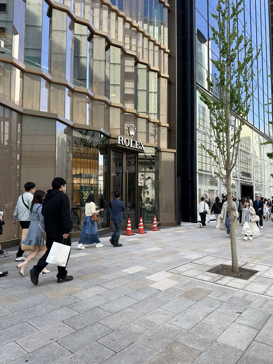 maku030303's tweet photo. 銀座の新店は中で何やらやっていたなー🤔
#ロレックス
#Rolex https://t.co/LLfSPHwNIc