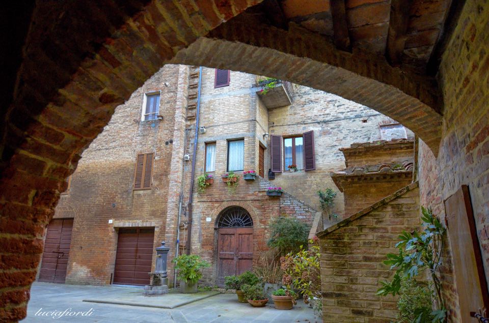 #Bucketlistdestinations in Tuscany. Get lost in the narrow streets, in a charming atmosphere, through the enchanting landscapes and hidden corners of these 10 magical towns! bit.ly/10MagicTownsin…  Credit: Lucia Fiordi | Buonconvento arch and houses