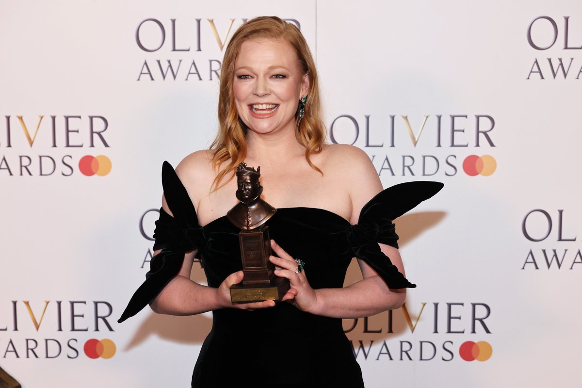 Sarah Snook with her Olivier Award for 'Best Actress'. Snook plays 26 characters in 'The Picture of Dorian Gray' on the West End 📸 Getty Images