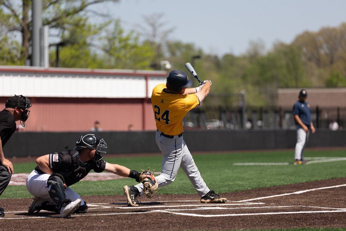 T7

Murray State 5, SIU 3

Big Hit Howell strikes again‼️

<a href="/TayAHowell/">Taylor Howell</a> blasts a no-doubt two-run shot over the left field fence and we have the lead! 😤

#GoRacers🏇