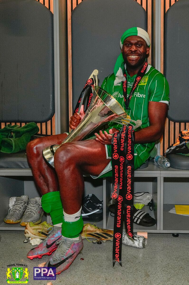 👋🏿 💚🏆👋🏿