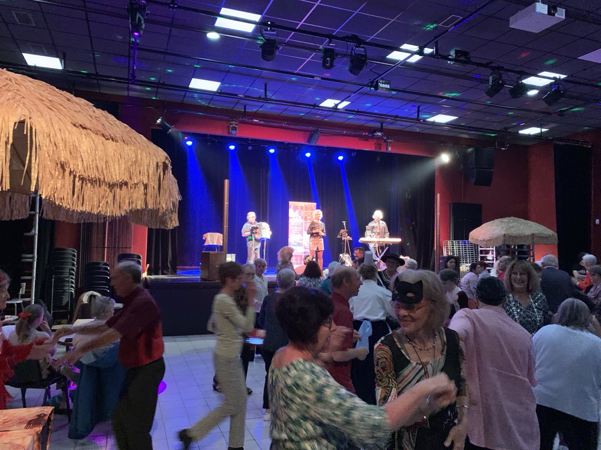 Parenthèse enchantée, costumée cet après-midi pour le bal de Bellevue au Jamet pour une centaine de personnes tout âge confondu : musiques,danses chansons, rires… et goûter partagé! Merci à ⁦@AccoordNantes⁩ , aux associations, aux bénévoles! ⁦⁩ ⁦⁦@nantesfr⁩