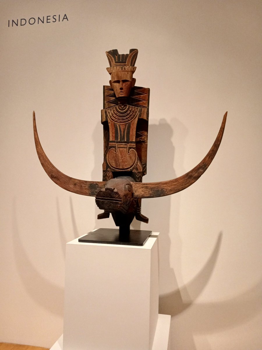 Vi el arcano VII del tarot (El Carro) en esta escultura indonesia.