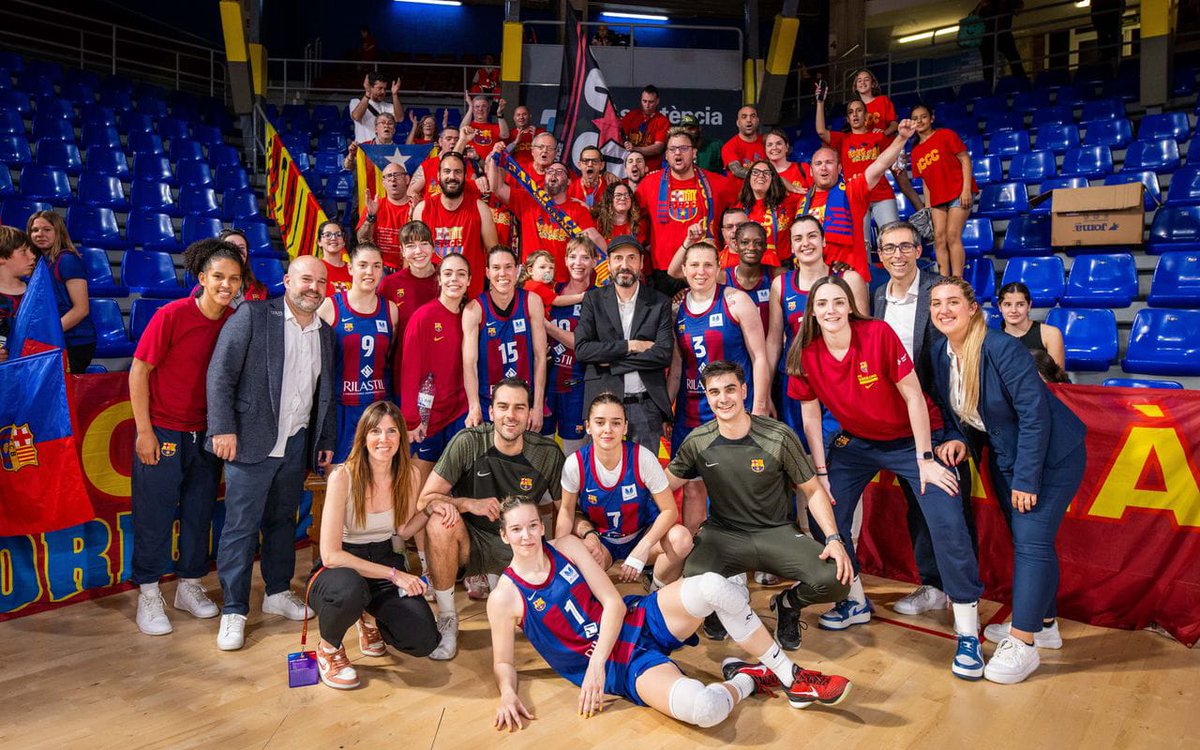 sangculeoficial's tweet photo. El Barça és la nostra vida! 💙❤️
@FCBbasket_fem https://t.co/U4mUawukv5