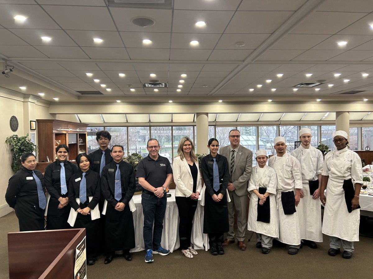 Feeding families and customers across Ontario. 👨‍🍳👩‍🍳 I recently visited @georgiancollege with @JillDunlop1 to see the working classroom in the Georgian Dining Room. Had a blast meeting the students who are training in the culinary and hospitality pathways. Keep it up! 👏👏👏