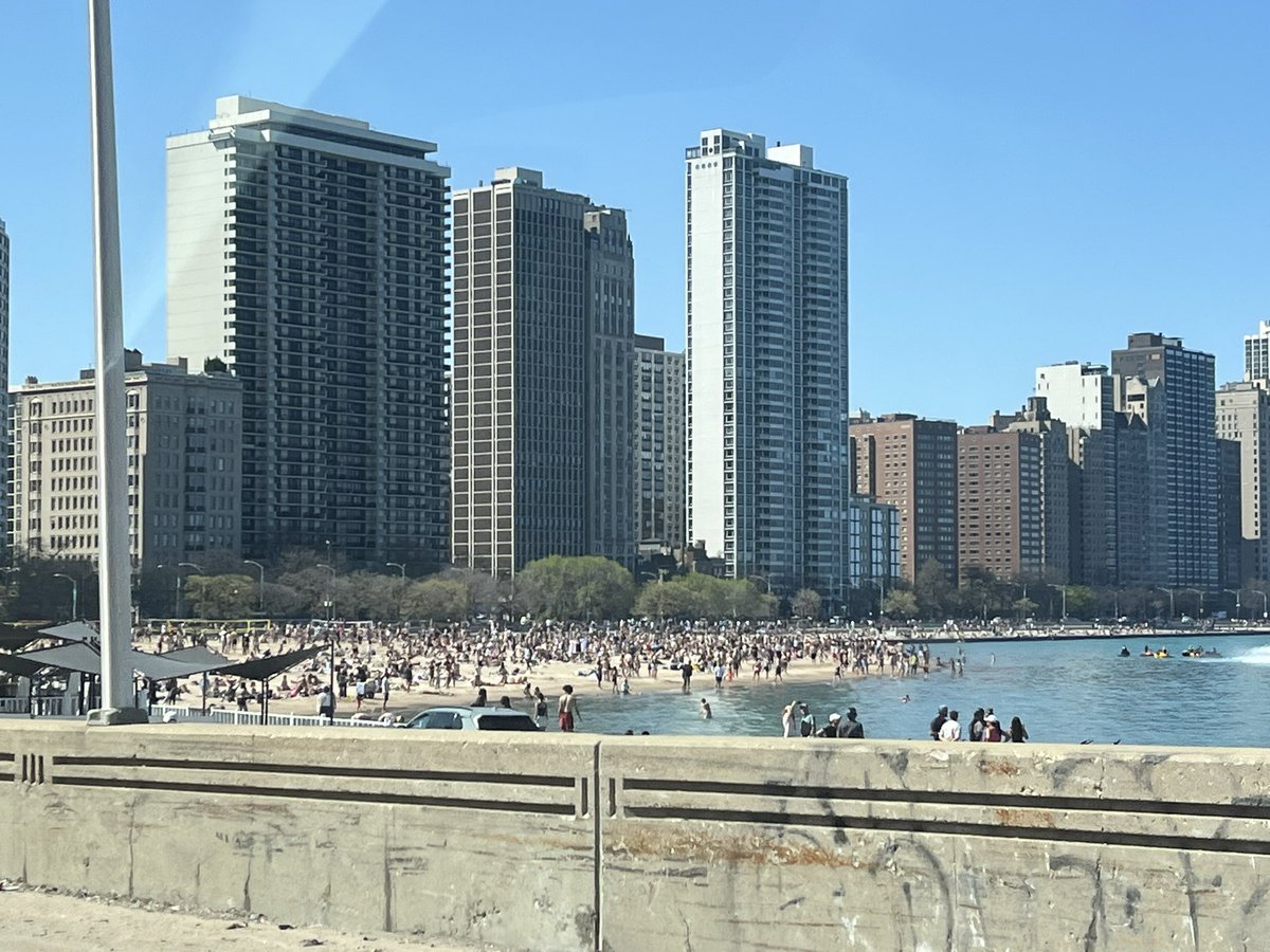 chicagobars's tweet photo. Whole Chicago lakefront is absolutely packed north of Navy Pier right now. Glorious. https://t.co/zWRR16moGW