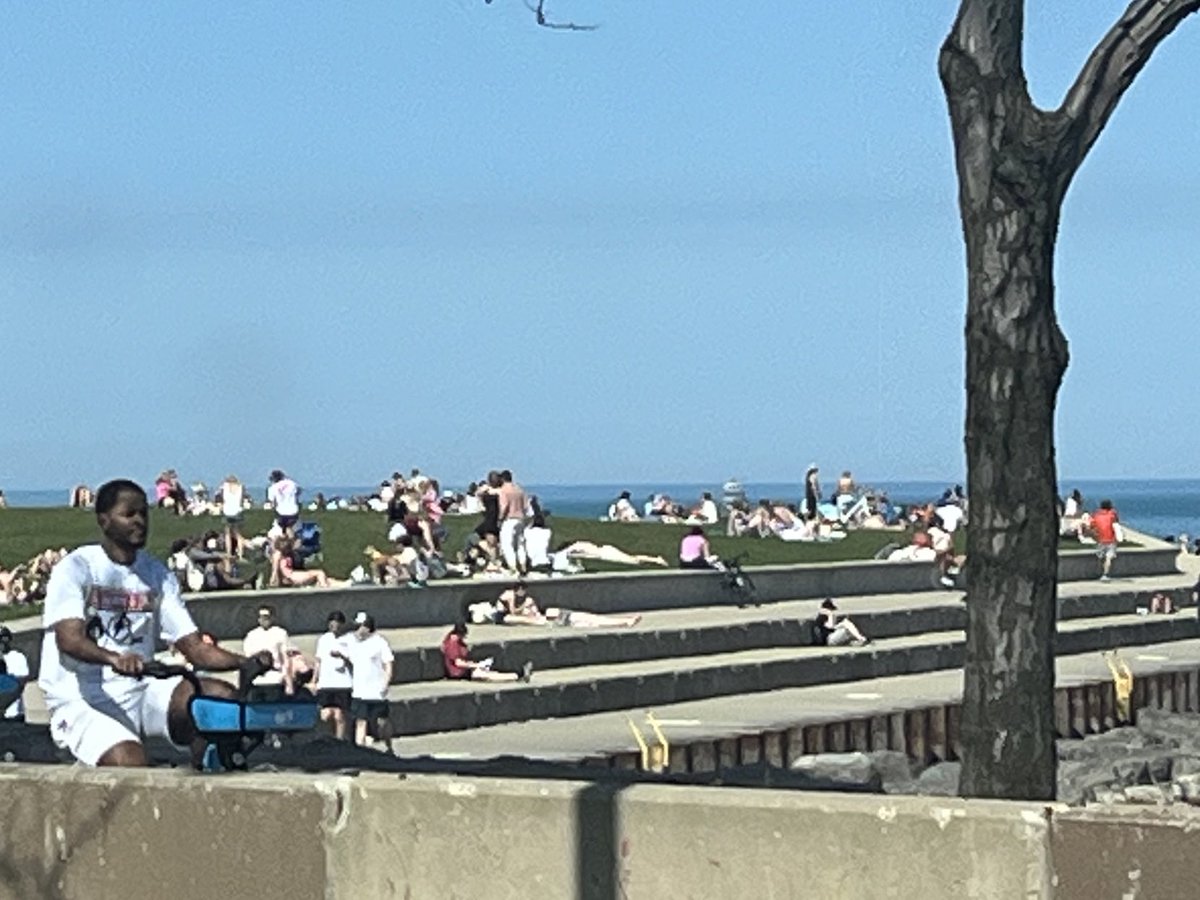 chicagobars's tweet photo. Whole Chicago lakefront is absolutely packed north of Navy Pier right now. Glorious. https://t.co/zWRR16moGW
