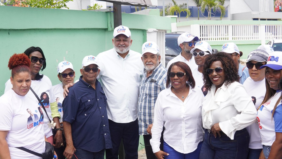RobertoFulcar's tweet photo. Bajo candente sol, La Romana dió hoy una formidable demostración de fuerza en la Caravana por la Continuidad del Cambio, encabezada por Luis Abinader y el candidato a senador Frank Martínez, así como nuestra boleta de diputaciones. Dicen los romanenses rumbo al 70%.

#LaRomana
#LuisAbinader
#RobertoFulcar
#FrankMartínez
#ElCambioSigue