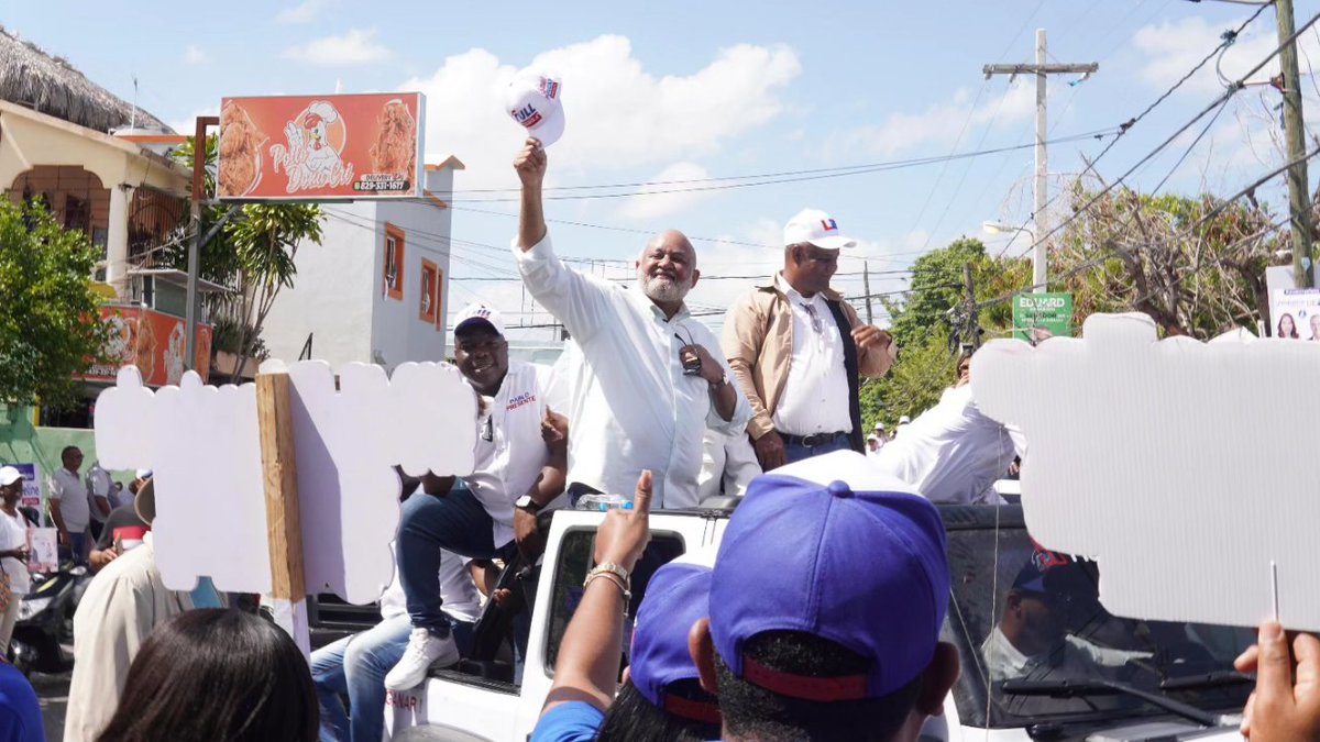 RobertoFulcar's tweet photo. Bajo candente sol, La Romana dió hoy una formidable demostración de fuerza en la Caravana por la Continuidad del Cambio, encabezada por Luis Abinader y el candidato a senador Frank Martínez, así como nuestra boleta de diputaciones. Dicen los romanenses rumbo al 70%.

#LaRomana
#LuisAbinader
#RobertoFulcar
#FrankMartínez
#ElCambioSigue