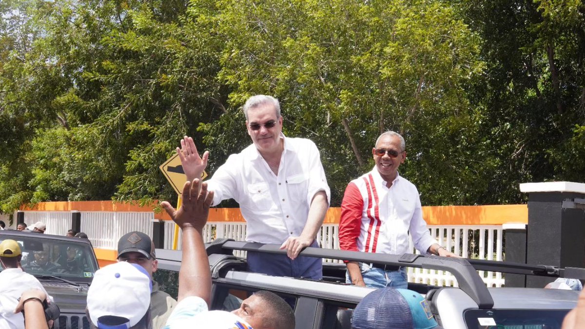 RobertoFulcar's tweet photo. Bajo candente sol, La Romana dió hoy una formidable demostración de fuerza en la Caravana por la Continuidad del Cambio, encabezada por Luis Abinader y el candidato a senador Frank Martínez, así como nuestra boleta de diputaciones. Dicen los romanenses rumbo al 70%.

#LaRomana
#LuisAbinader
#RobertoFulcar
#FrankMartínez
#ElCambioSigue