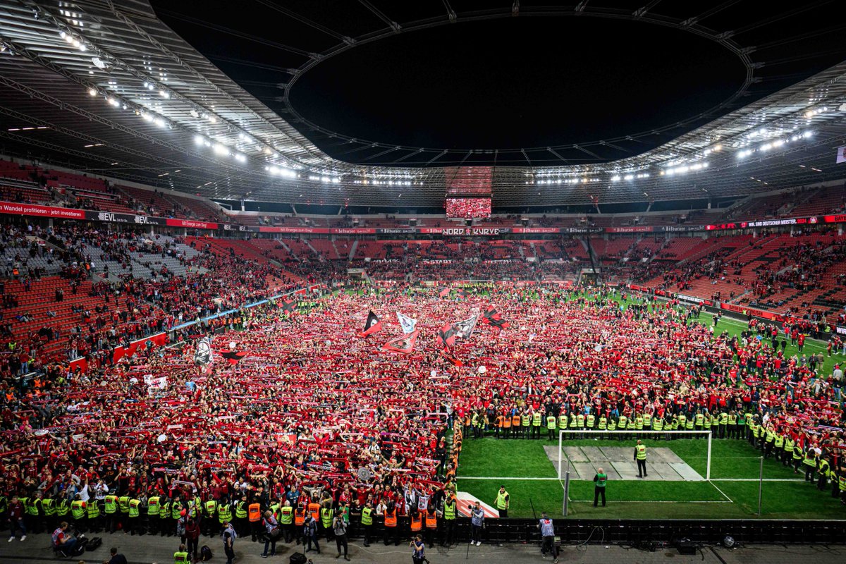 120 yıllık tarihlerinde ilk kez Bundesliga şampiyonu olduktan sonra Leverkusen taraftarı.