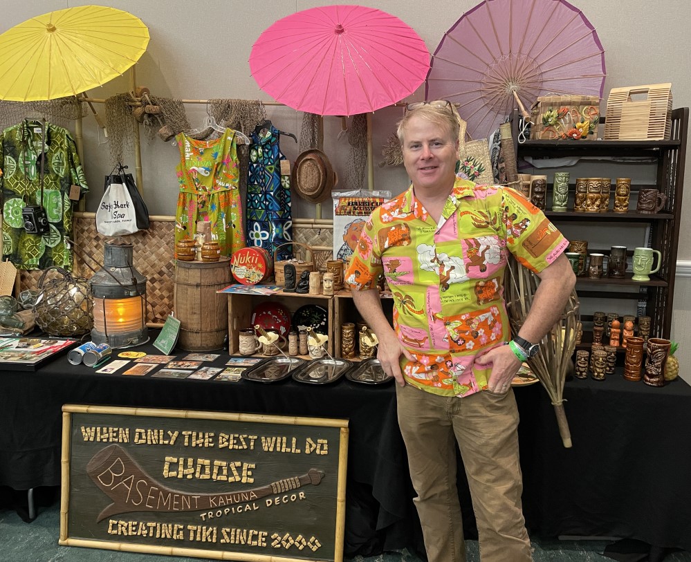 theatomicgrog's tweet photo. Here are just some of the many cool vendors in the Retro Tiki Marketplace at the first annual Tiki-a-Go-Go in Orlando last weekend. Support independent businesses! #tikiagogo #floridatiki #tikiart #tikimarketplace https://t.co/Jz4Sx8CsPG