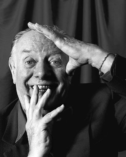 nottenazionale's tweet photo. Il Grammelot è uno strumento recitativo che assembla suoni, onomatopee, parole e foni privi di significato in un discorso.
Questa tecnica recitativa viene utilizzata da Dario Fo in “Mistero Buffo”. https://t.co/E04vZxdAqb