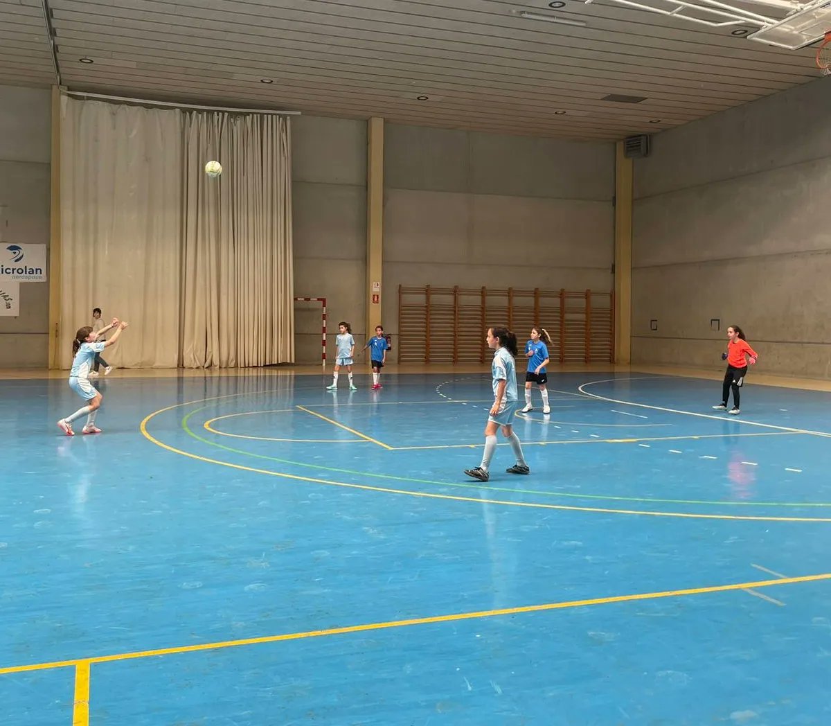 Fut Sala !! Itaroa Huarte 2-2 Bidezarra Entretenido y equilibrado partidico de las pekes que siguen sumando puntos. 💙🖤⚽️