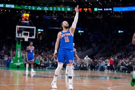 KnicksMuse's tweet photo. Only 3 players in NBA History have averaged 28+ PPG, 6+ APG, 40%+ 3P while playing 77+ games in a single-season.

• Larry Bird in 1985 (Won MVP)
• Steph Curry in 2016 (Won MVP)
• Jalen Brunson in 2024 https://t.co/8QpMM3IC9f