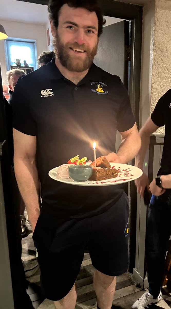 After a brilliant result on the field today for our 1st XV against Shannon, we celebrated the birthday of our club captain and legend Kevin Kinnane. Happy birthday Kev from all on the Hill💙👏