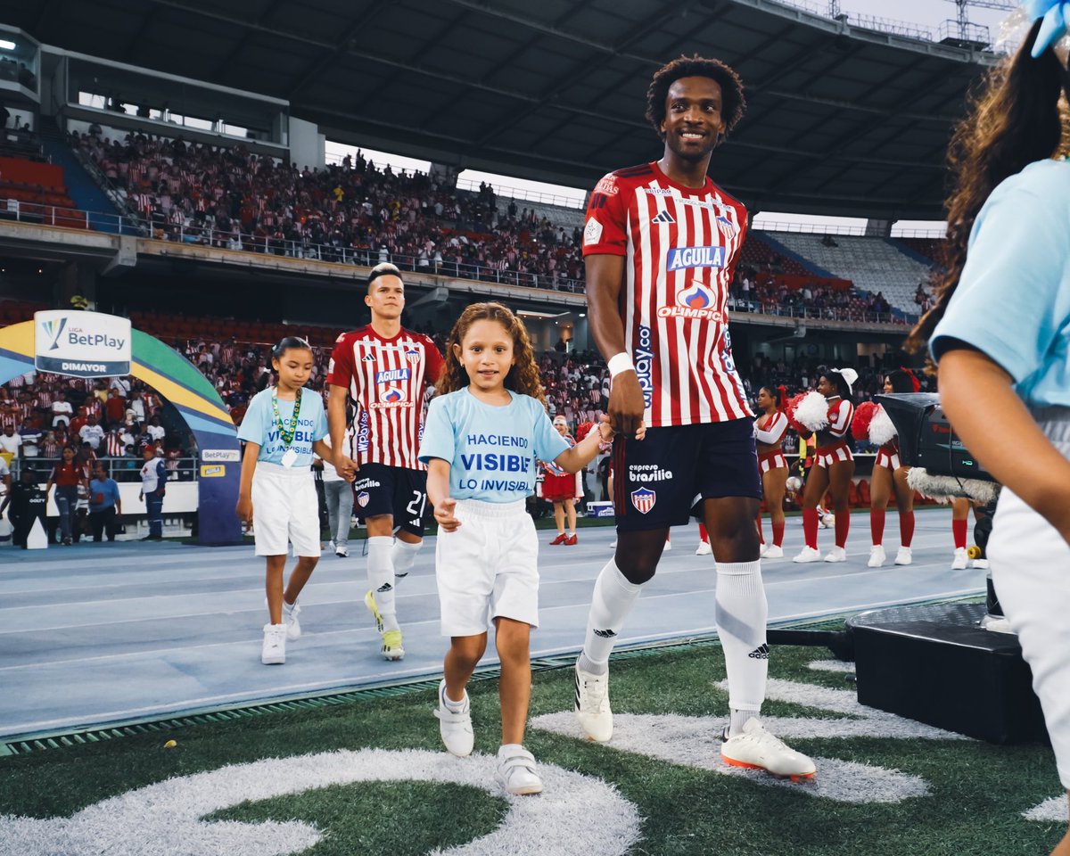 JuniorClubSA's tweet photo. NUESTRO COMPROMISO SIGUE 💙
Ayer, en la previa del encuentro entre nuestro equipo y Envigado FC, nos estuvieron acompañando los niños de la Fundación Autismobaq.
¡Seguimos conmemorando el día mundial de la concienciación sobre el autismo!

#VamosJunior🔴⚪🔵 https://t.co/psyxrpv59q