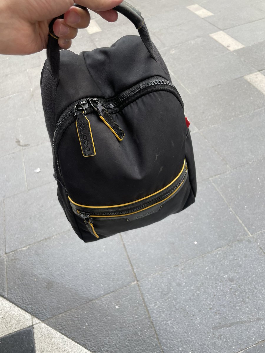 fbernasconit's tweet photo. Encontré esta mochila en la 712 llegando a escuela militar (recorrido desde Puente Alto a la Pirámide). La dejé con las cosas perdidas en la estación de metro Escuela Militar! https://t.co/W6tKRb2n5H