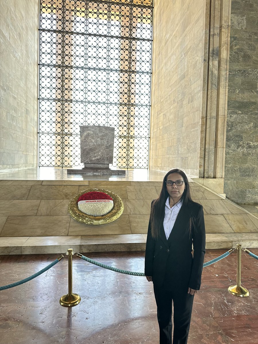 Gözlerimiz onu görmüyor ama kalbimizde sonsuz sevgisiyle yaşıyor.”