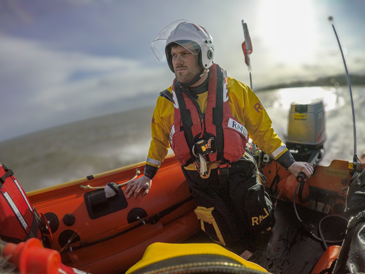Lunchtime launch for Bridlington RNLI inshore lifeboat. Cabin cruiser in Sunday lunchtime assistance call for Bridlington RNLI volunteer crew in Bridlington Bay. please follow the link for full details: rnli.org/news-and-media…