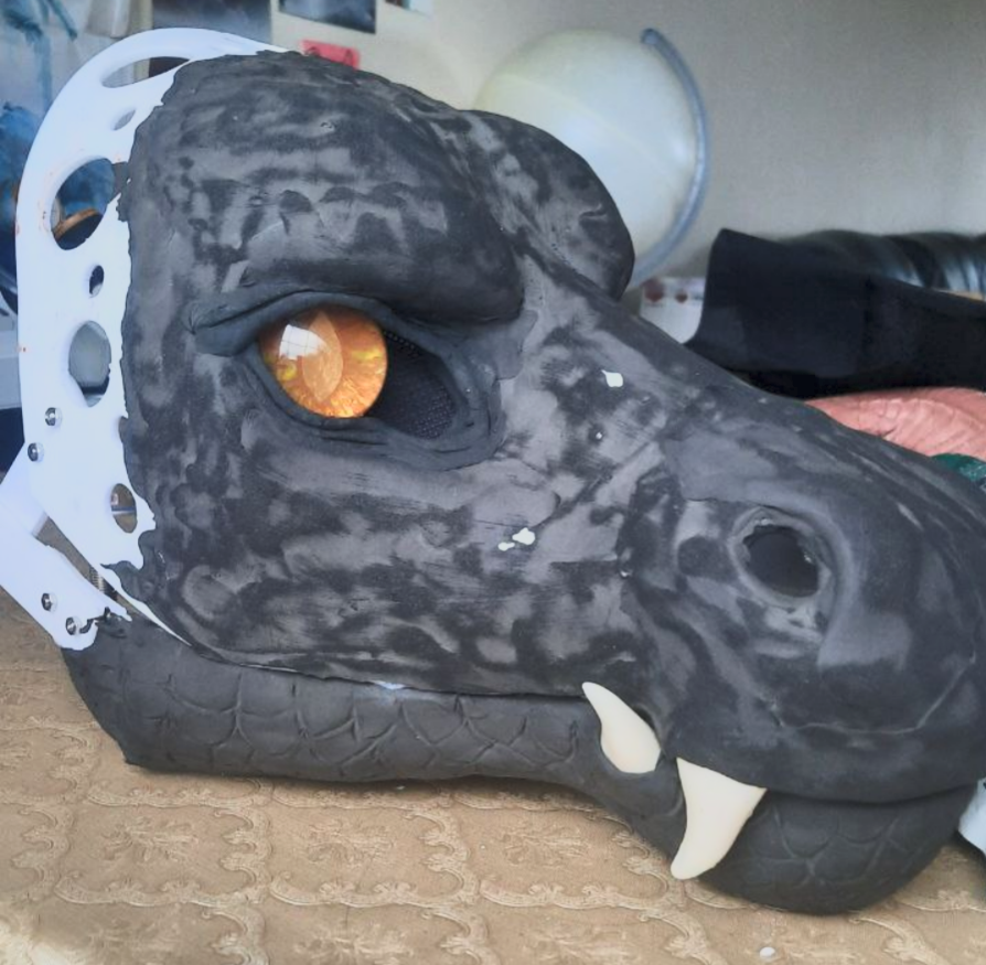 @balese @SchneeCreations @IrishFurries @Balese8 The eyes have been set in! (with they fleshy bits and vision mesh)