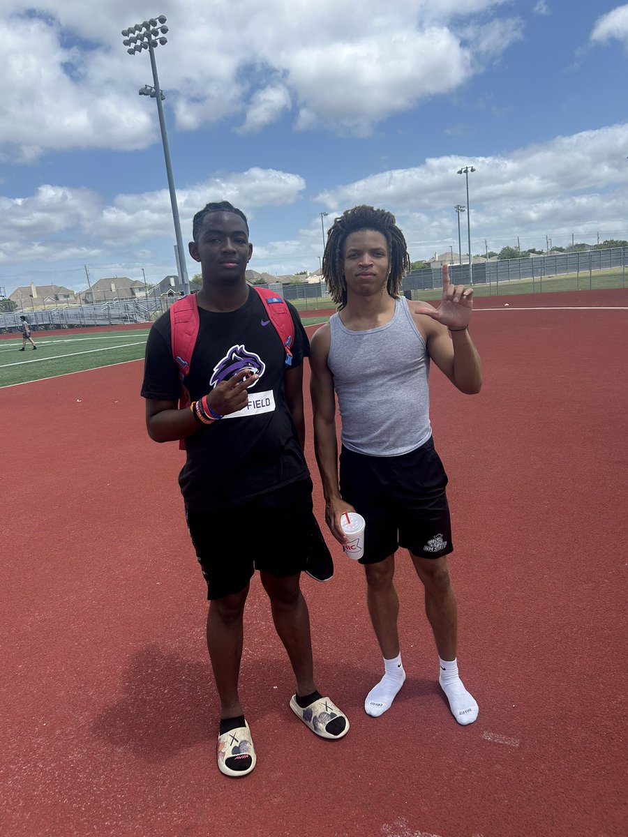 Got some great work in today with some of the best athletes in the country learned a lot and got better !! Good luck to y’all at regionals 🤝🏾 @aaliyahh_evanss @JaredDotson06 @laaared1 @Legendary_Ross_ @dionne_cf @10Reasons2Ball