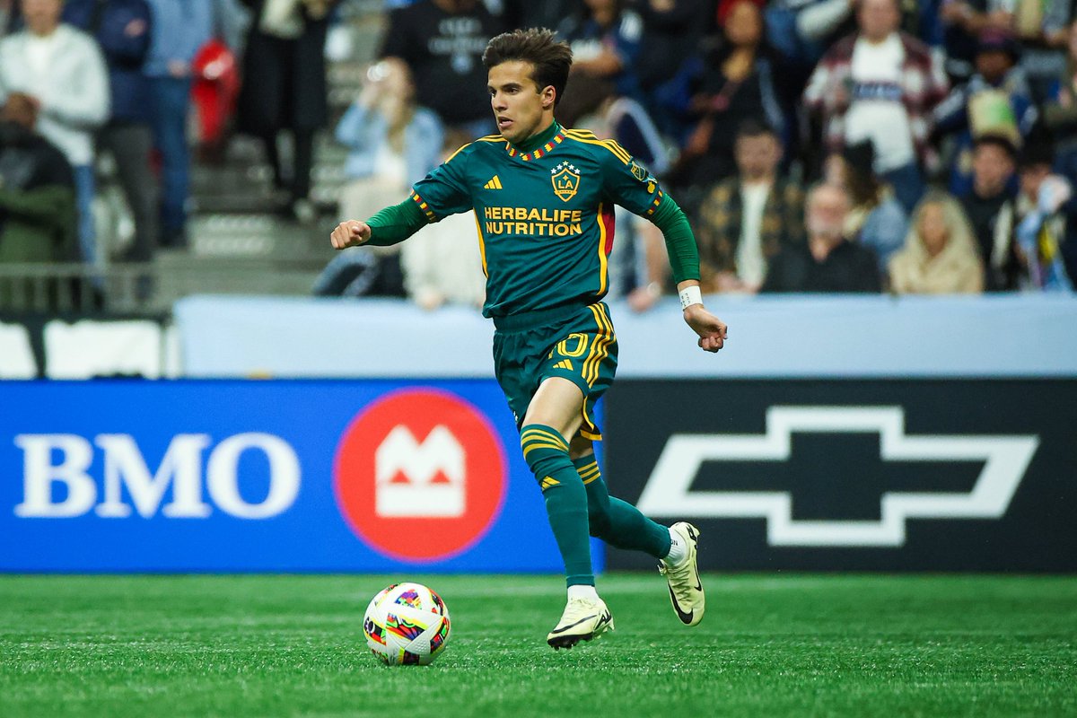 acevedokev's tweet photo. In the @LAGalaxy's 5 road matches (3-1-1; 12 GF, 8 GA) during the 2024 @MLS campaign, @JoveljicDejan has recorded 4⚽s and 1🅰️, @josephpaintsil_ has tallied 2⚽s and 2🅰️s and @RiquiPuig has notched 2⚽s  and 3🅰️s. 

#LAGalaxy #Facts #RoadWarriors #MLS #KillaPs ✨🇷🇸🇪🇸🇬🇭 https://t.co/zprcAOiZvB