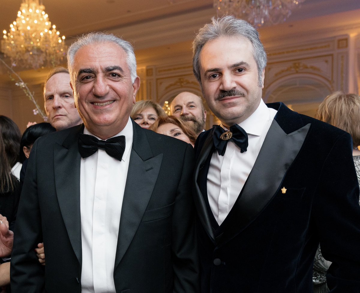 بیگمان در این زمانه، پادشاه رضا پهلوی، سوشیانت (Māshīah) ،نگاهبان اندیشه و منش آدم گرای ایرانی میباشند!

از آغاز پادشاهی ایران، ۲۷۲۴ سال پیش بدست دیاکو مادی و در ادامه ۱۴۱ سال پس از وی با کوشش کوروش هخامنشی و سرانجام در ۱۰۰ سال پیش با توان رضا شاه بزرگ، پیوند ژرفی بین تبار ایرانی