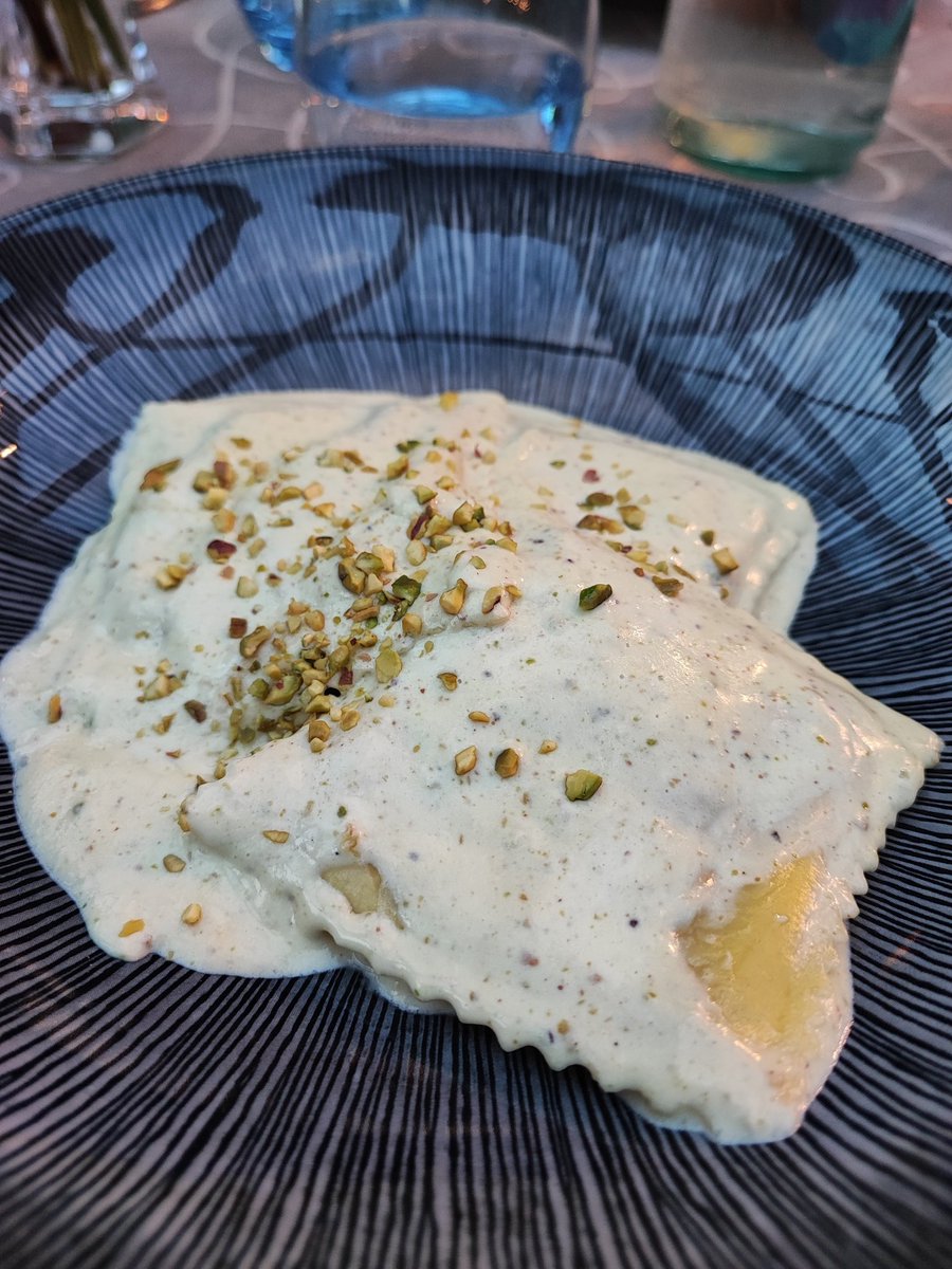 Tortelloni al radicchio con crema di pistacchio 😋😋