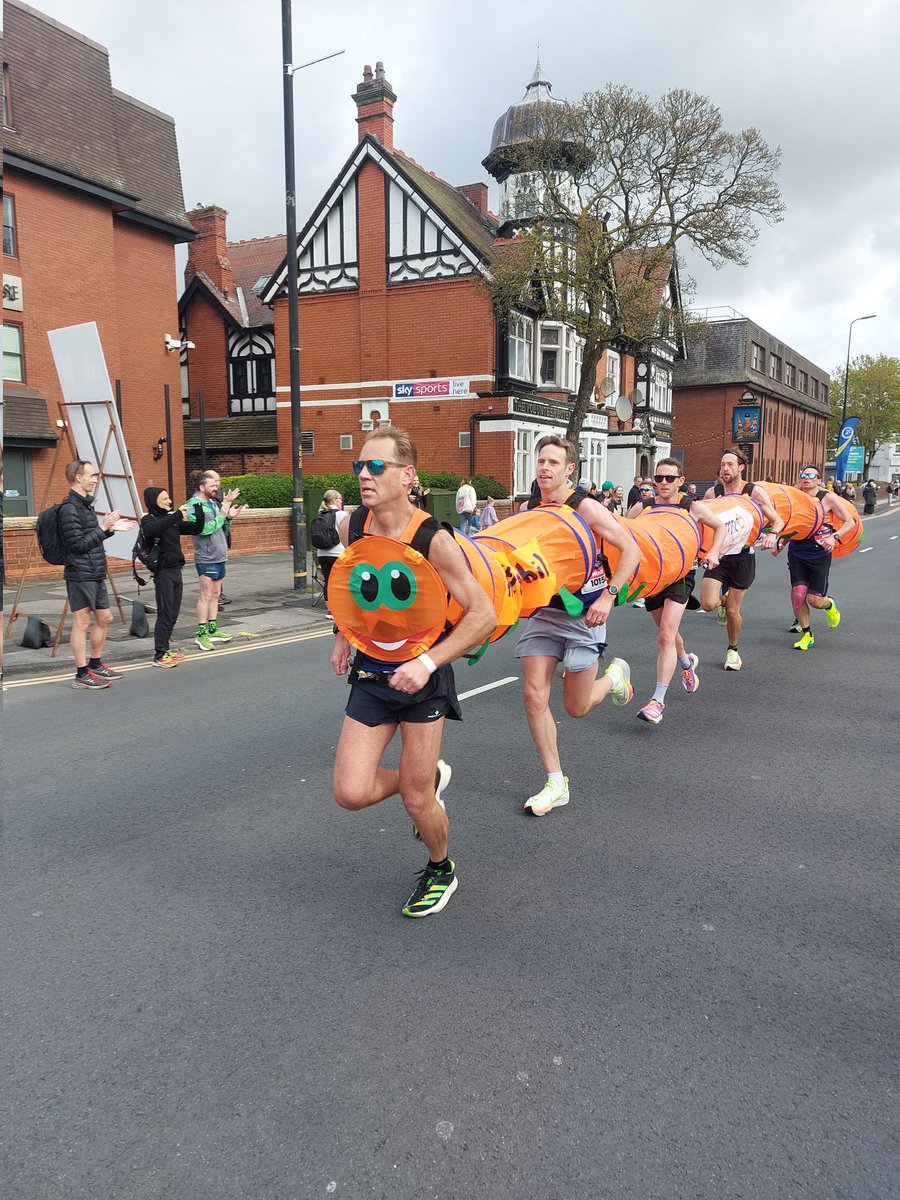 vickyob81's tweet photo. @Marcus_Green86 You guys looked strong at mile 11 and 35K as we cheered you on! Amazing team effort and so glad you smashed the record 🥳👏😀 https://t.co/OluEuWEgHB