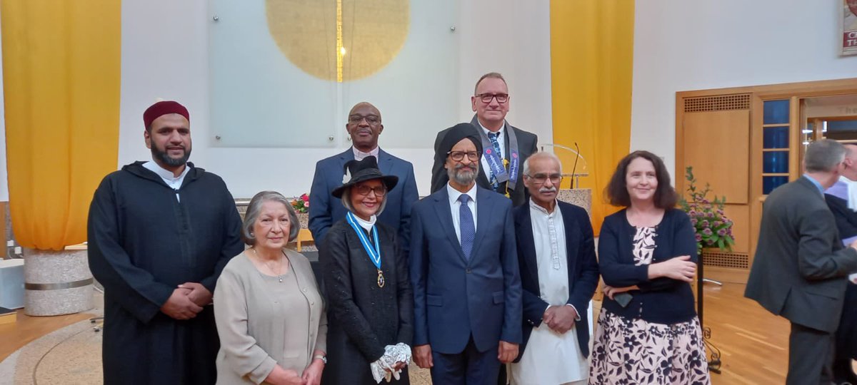 Big day and even bigger for the wonderful and inspirational @HiSheriffBucks Kurshida Mirza - first British Quaker High Sheriff hands over to first British Muslim of South Asian heritage Best of luck sister. You will be awesome. Fabulous ceremony today