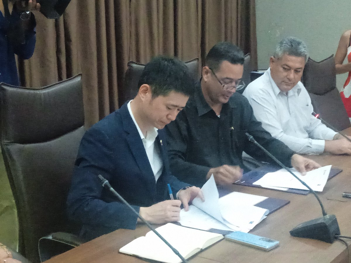 juanmendoza89's tweet photo. Proyecto Parque Industrial China-Latinoamérica (#PICLA) y @GobCamaguey firman convenio marco de colaboración. El gobernador @JorgeSutil2, resaltó las potencialidades para dinamizar la economía de la provincia.@cadenagramonte @MINCEX_CUBA https://t.co/BBhCfUYVGY