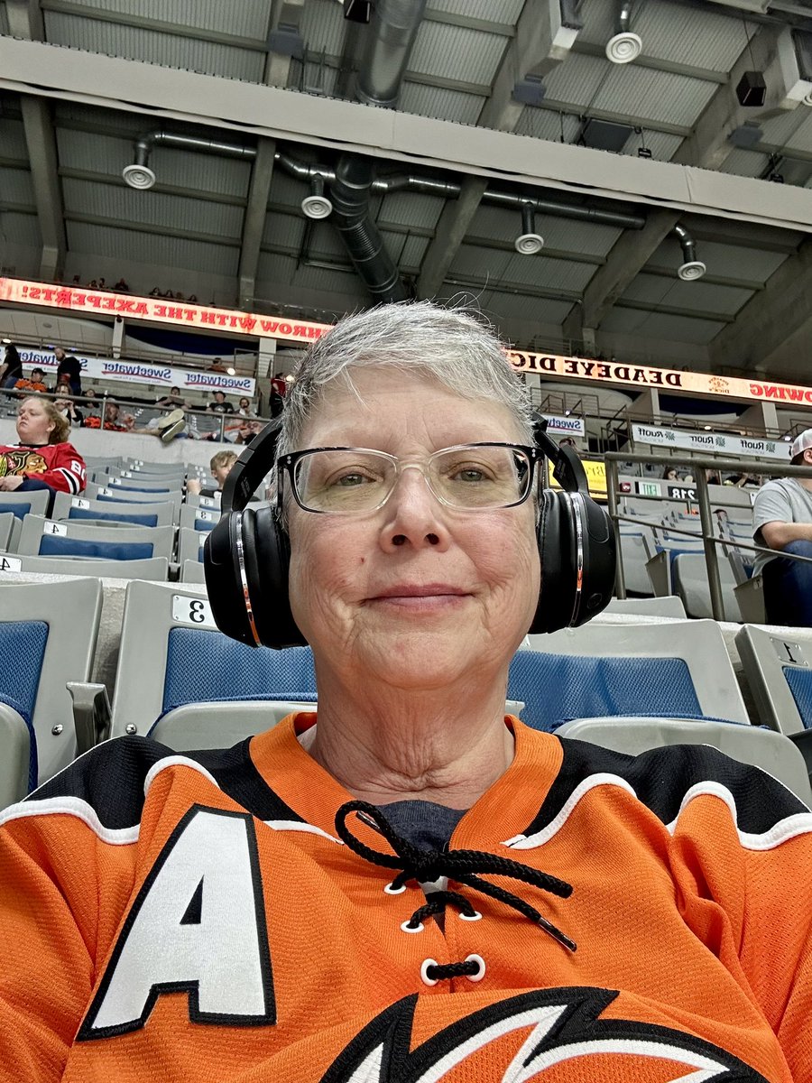 MariaLisadeMora's tweet image. Bad brain day or not, it’s the last @FWKomets game of the season so here I am! #LetsGoKomets #concussion #concussionrecovery #hockey