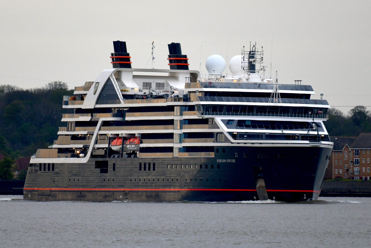 Seaborne Venture cruising the Thames this evening. @SeabournCruise #SeaborneVenture #SeabournMoments #CruiseShip #LoveCruises #CruiseLife #CruiseShipBlogger #Kreuzfahrtschiffe #ShipsInPics #ships_best_photos #Shipspotting #CruiseTravel #CruiseLiner #RiverThames #Thames