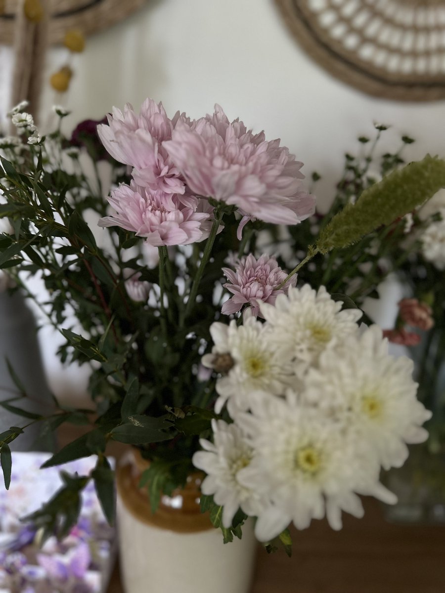 Birthday flowers 💐 

#flowerreport #roses #carnations #chrysanthemums #FlowersOfTwitter